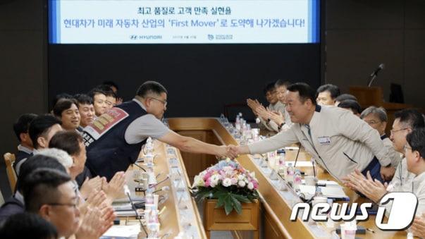 본문 이미지 - 현대자동차 노사가 20일 울산본사에서 이동석 대표이사, 안현호 노조지부장 등이 참석한 가운데 '2023년 임금 및 단체협약 조인식'을 하고 있다. 2023.9.20/뉴스1 ⓒ News1 김지혜 기자