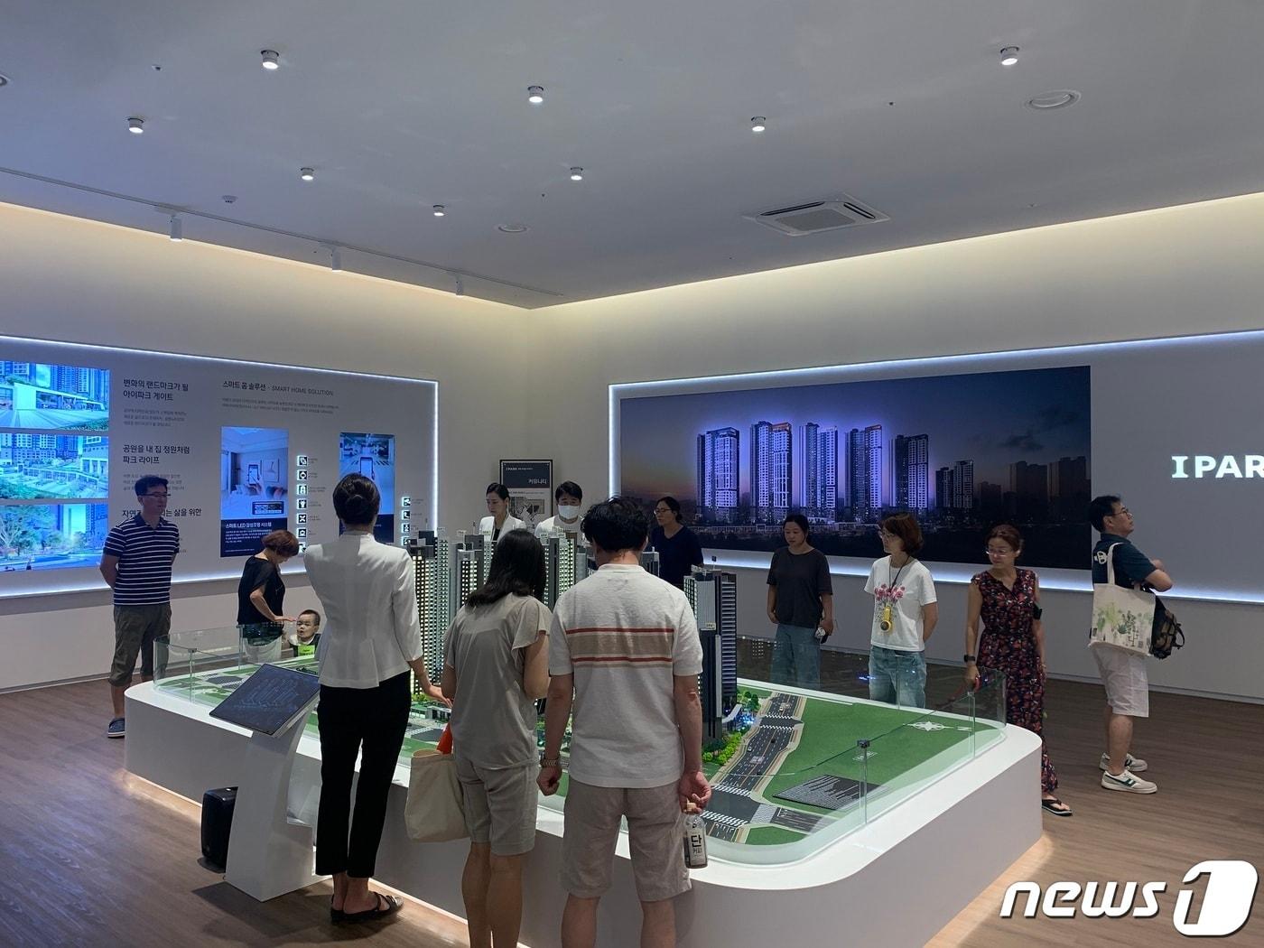 본문 이미지 - 광명 센트럴 아이파크 모델하우스를 방문한 고객들의 모습(회사 제공).