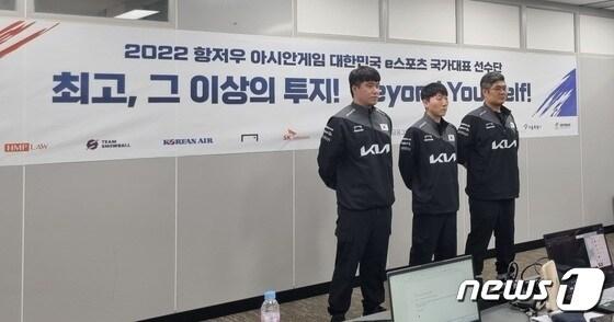 본문 이미지 - 15일 서울 상암동 에스플렉스센터에서 열린 '스트리트 파이터 V' 국가대표 언론간담회에서 연제길 선수(왼쪽부터), 김관우 선수, 강성훈 감독이 기념사진을 촬영하고 있다.ⓒ 뉴스1 손엄지 기자