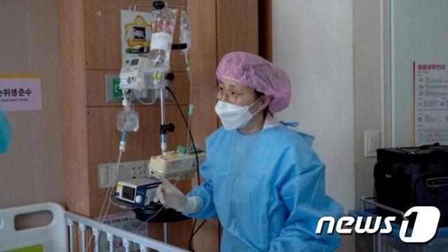 본문 이미지 - 졸겐스마를 투약하는 공주현 소아청소년과 교수. (양산부산대병원 제공)