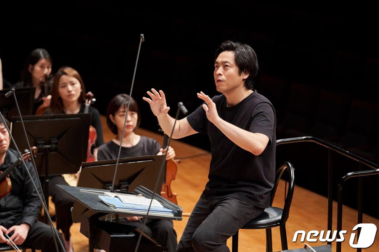 본문 이미지 - 경기아트센터는 경기필하모닉오케스트라의 차기 예술감독으로 지휘자이자 피아니스트인 김선욱을 선임한다고 20일 발표했다.(경기아트센터 제공)