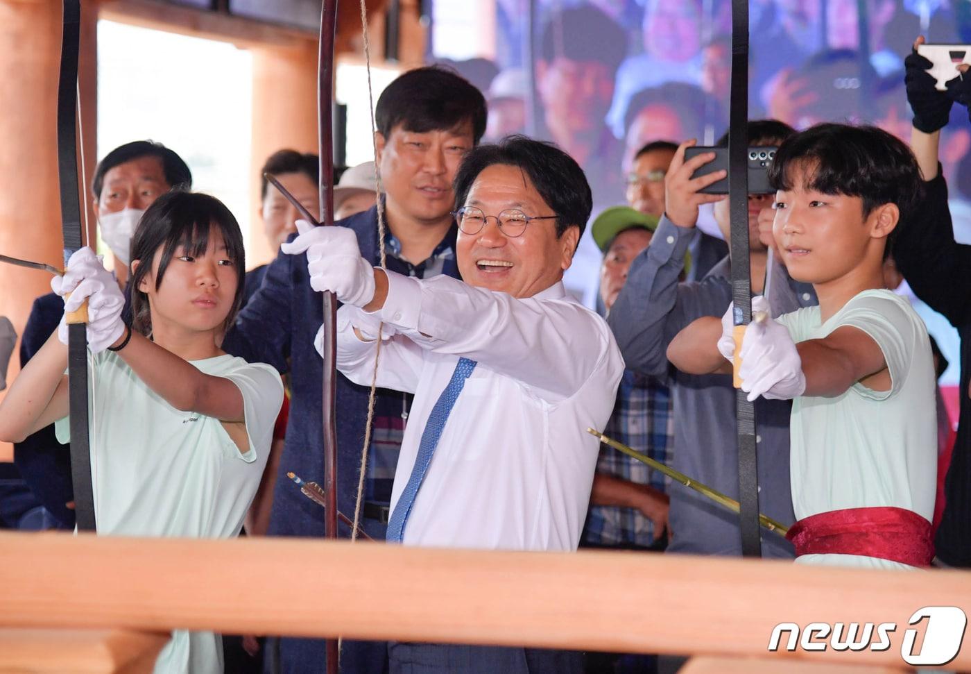 본문 이미지 - 강기정 광주시장이 20일 오전 남구 구동에 자리한 광주 대표 누각 '희경루' 중건 기념식에 참석해 광주시민들의 희망·비전 활쏘기 퍼포먼스를 하고 있다.(광주시 제공)2023.9.20/뉴스1 ⓒ News1