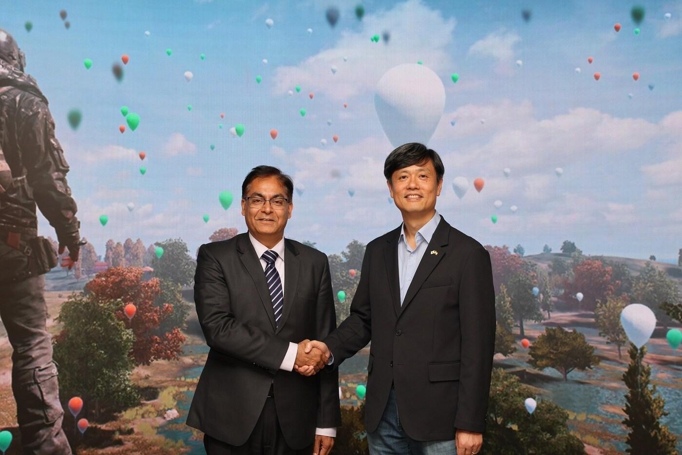 아밋 쿠마르(Amit Kumar) 주한인도대사(왼쪽), 장병규 크래프톤 이사회 의장이 포즈를 취하고 있는 모습 (크래프톤 제공)