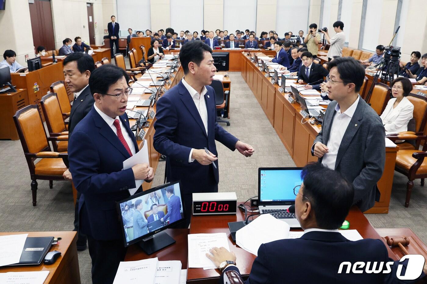 이만희 국민의힘 행안위 간사와 의원들이 20일 오후 서울 여의도 국회에서 열린 행정안전위원회 전체회의에서 김교흥 위원장에게 항의하고 있다. 이날 행안위에서 중앙선거관리위원장 국정감사 기관증인 출석을 두고 여야가 공방을 벌이다 정회했다. 2023.9.20/뉴스1 ⓒ News1 황기선 기자