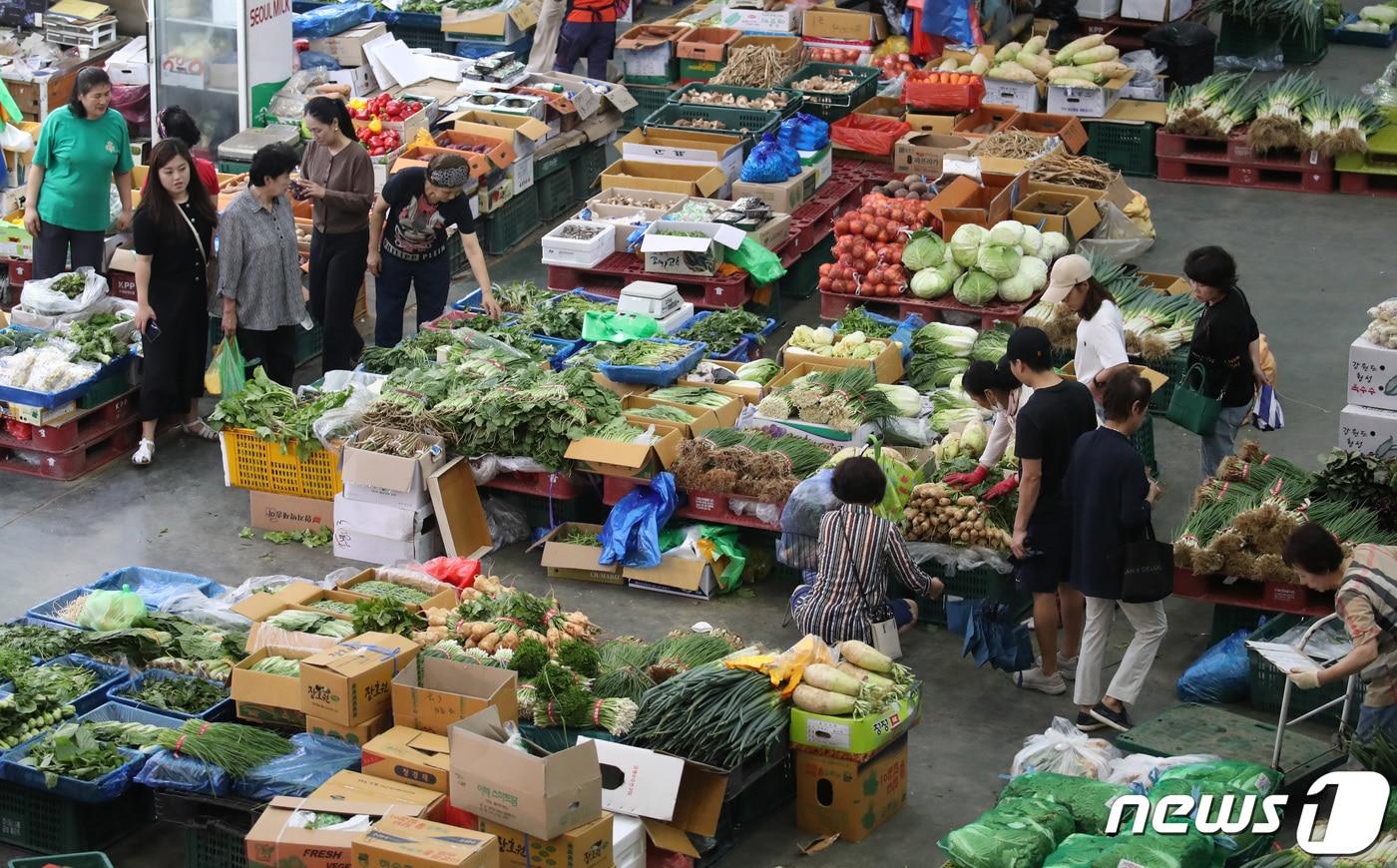 대전 유성구 노은농산물시장을 찾은 시민들이 장을 보고 있다. 2023.9.20/뉴스1 ⓒ News1 김기태 기자