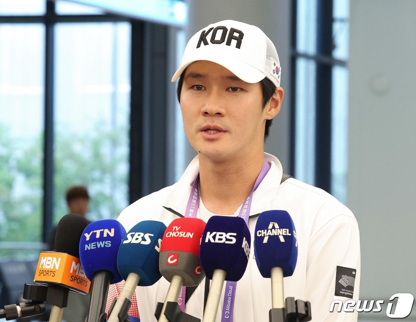 본문 이미지 - 2022 항저우 아시안게임에 출전하는 테니스 권순우가 20일 오후 중국 항저우 샤오산 국제공항을 통해 입국 후 인터뷰를 하고 있다. 한국은 이번 대회에서 금메달 45~50개 이상을 획득해 종합 순위 3위에 오르겠다는 목표를 세웠다. 2023.9.20/뉴스1 ⓒ News1 신웅수 기자