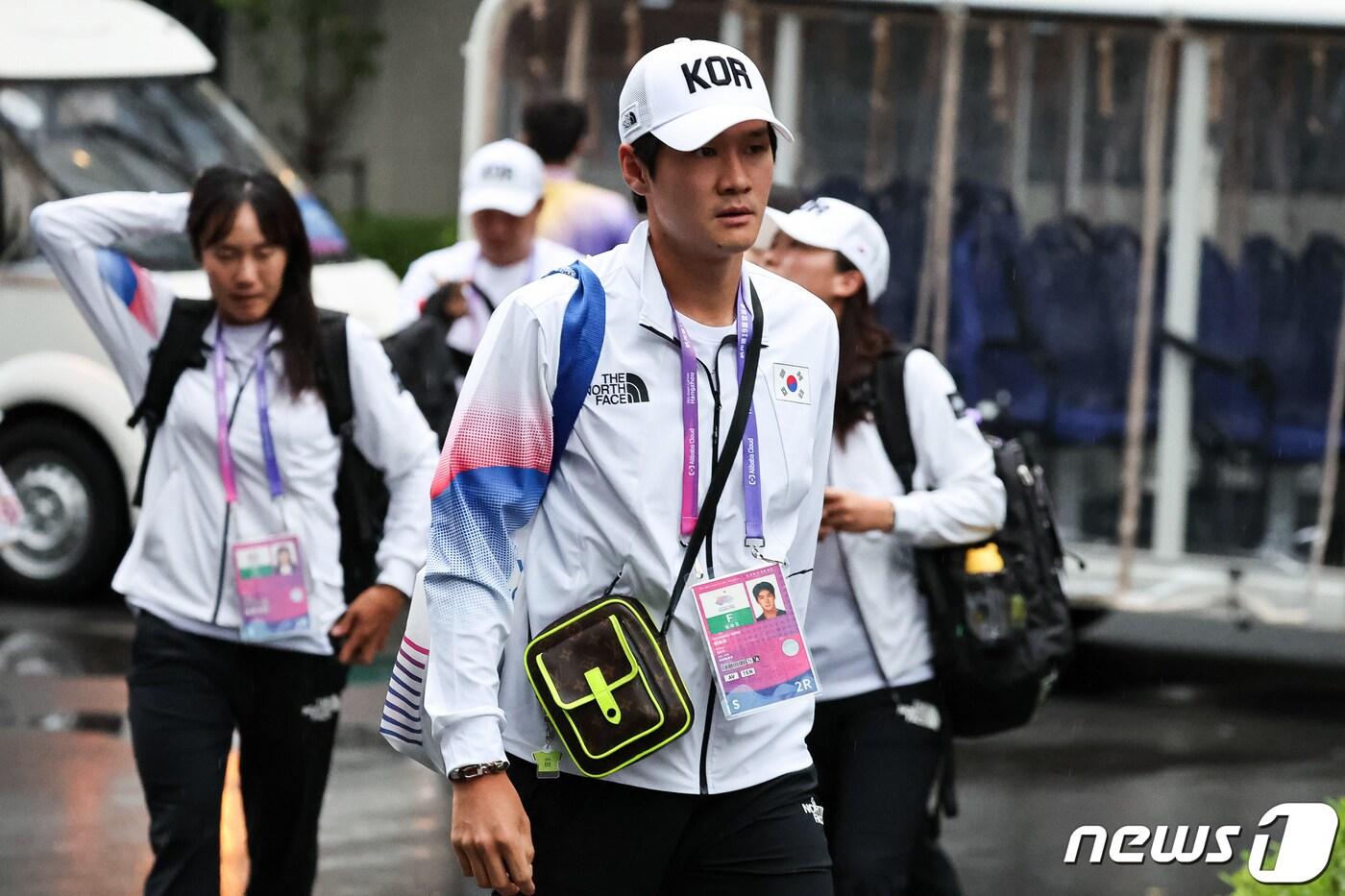 테니스 권순우를 비롯한 2022 항저우 아시안게임에 출전하는 대한민국 선수단이 20일 중국 항저우 선수촌에 들어서고 있다. 한국은 이번 대회에서 금메달 45~50개 이상을 획득해 종합 순위 3위에 오르겠다는 목표를 세웠다. 2023.9.20/뉴스1 ⓒ News1 유승관 기자