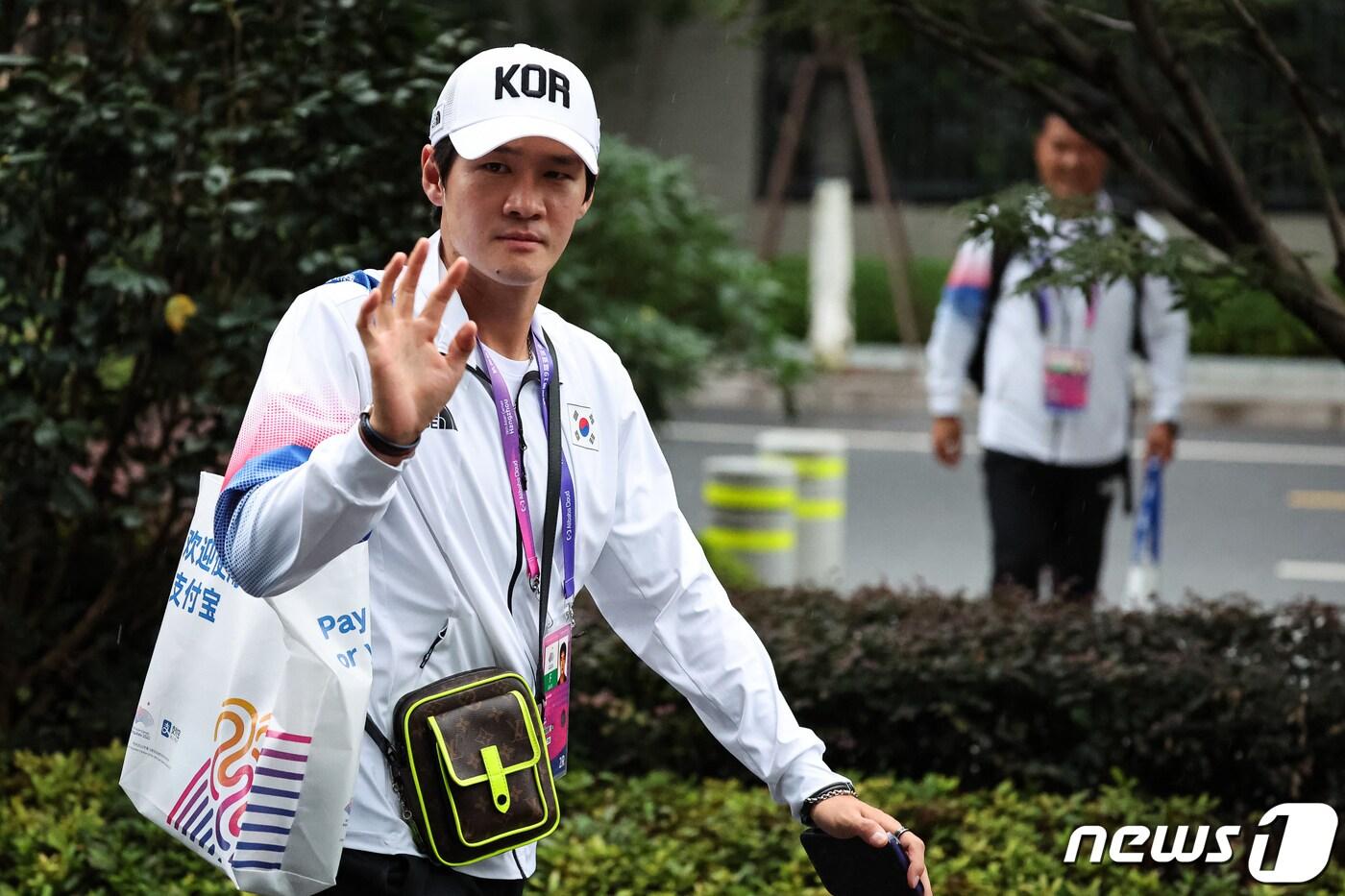 테니스 국가대표 권순우가 20일 중국 항저우 아시안게임 선수촌에 들어서고 있다. 2023.9.20/뉴스1 ⓒ News1 유승관 기자