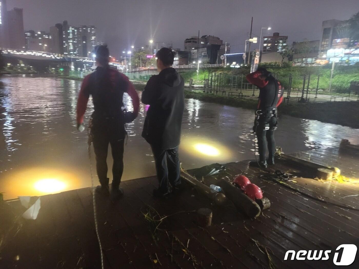 본문 이미지 - 소방이 20일 오후 갑작스러운 많은 비로 불어난 물에 휩쓸려간 여성을 찾기 위해 수색작업을 벌이고 있다. (부산소방재난본부 제공)