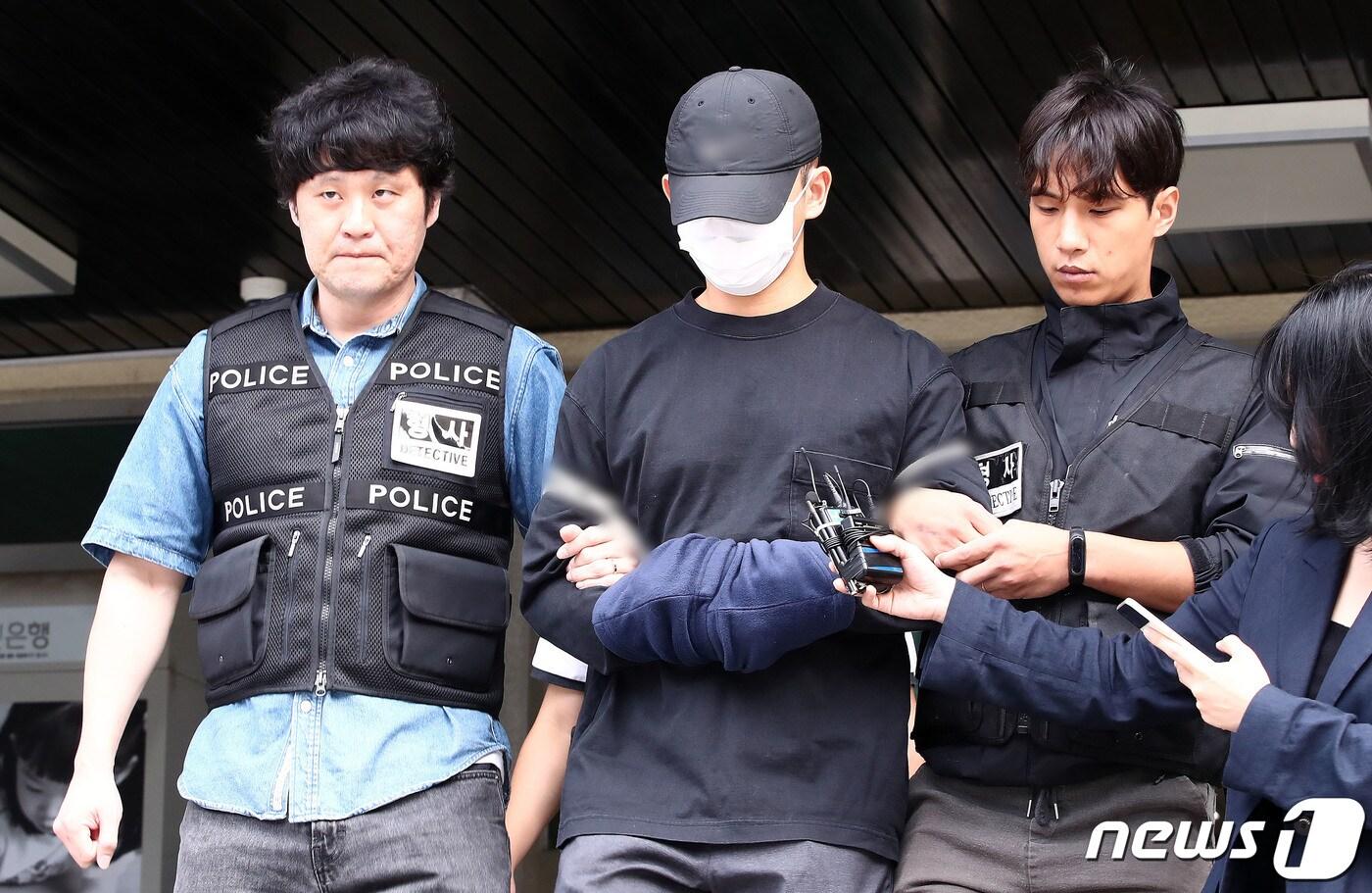 용산구의 한 아파트에서 현직 경찰관이 추락사한 '집단 마약 투약' 의혹 주요 피의자 문모씨가 21일 오전 서울 용산경찰서에서 검찰에 송치되고 있다. 문모씨는 경찰관에게 마약을 판매한 혐의를 받고 있다. 2023.9.21/뉴스1 ⓒ News1 박세연 기자