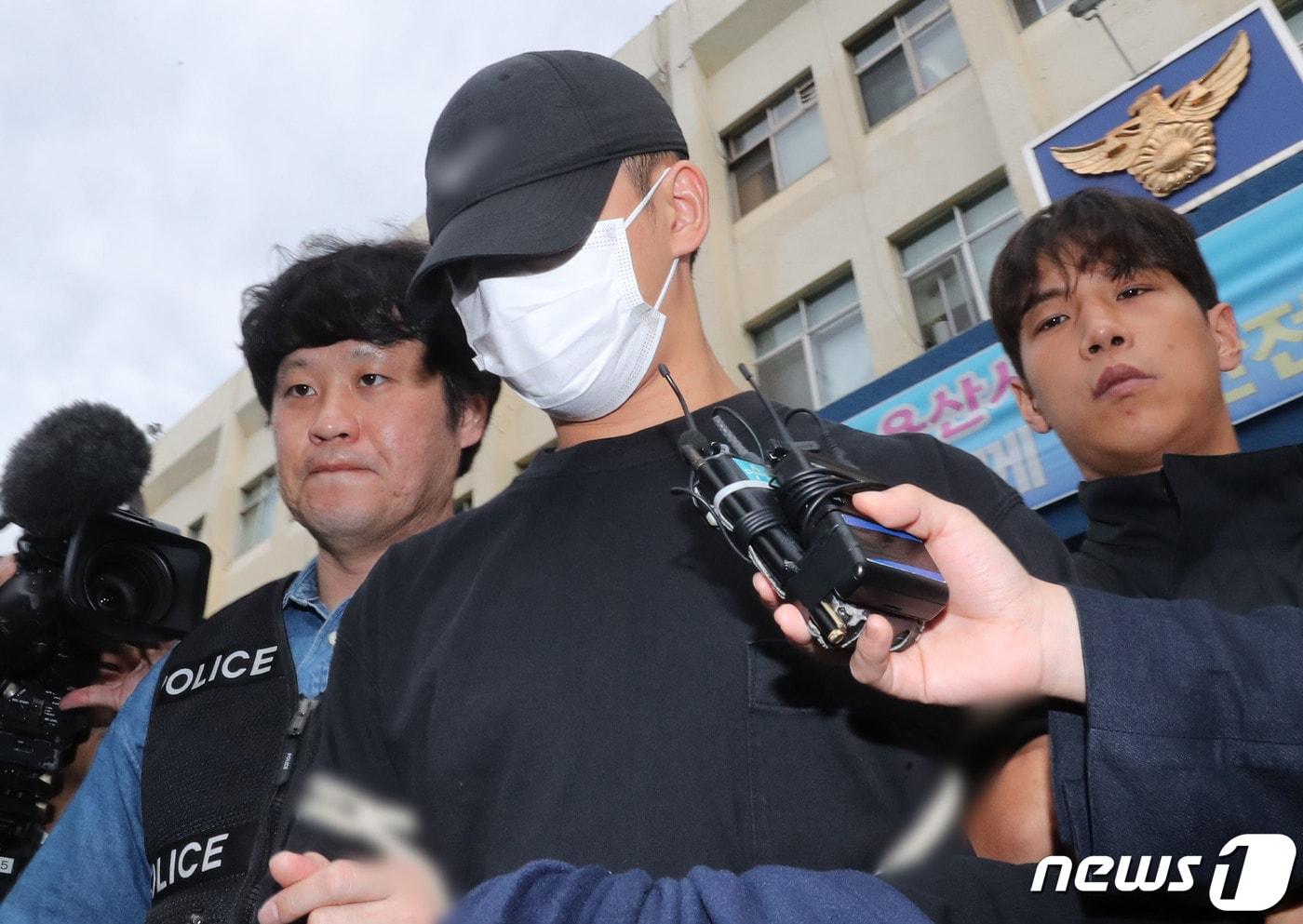 본문 이미지 - 용산구의 한 아파트에서 현직 경찰관이 추락사한 '집단 마약 투약' 의혹 주요 피의자 문모씨가 21일 오전 서울 용산경찰서에서 검찰에 송치되고 있다. 문모씨는 경찰관에게 마약을 판매한 혐의를 받고 있다. 2023.9.21/뉴스1 ⓒ News1 박세연 기자