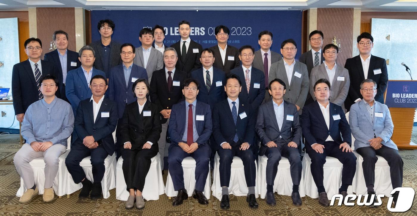 본문 이미지 - 2023년 9월 21일 제20회 바이오리더스클럽 조찬행사 모습. 이영섭 뉴스1 대표이사와 고영인 국회 보건복지위원회 더불어민주당 간사, 박윤주 식품의약품안전처 식품의약품안전평가원장 등이 참석했다. 2023.9.21/뉴스1 ⓒ News1 이재명 기자
