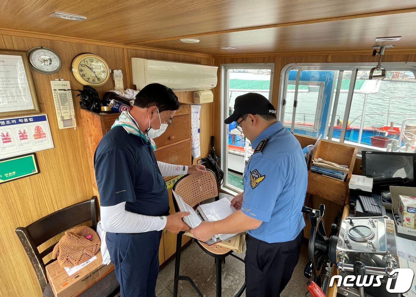 본문 이미지 - 남해해경청이 다중이용선박에 대해 사전 점검하고 있다. (남해해경청 제공)