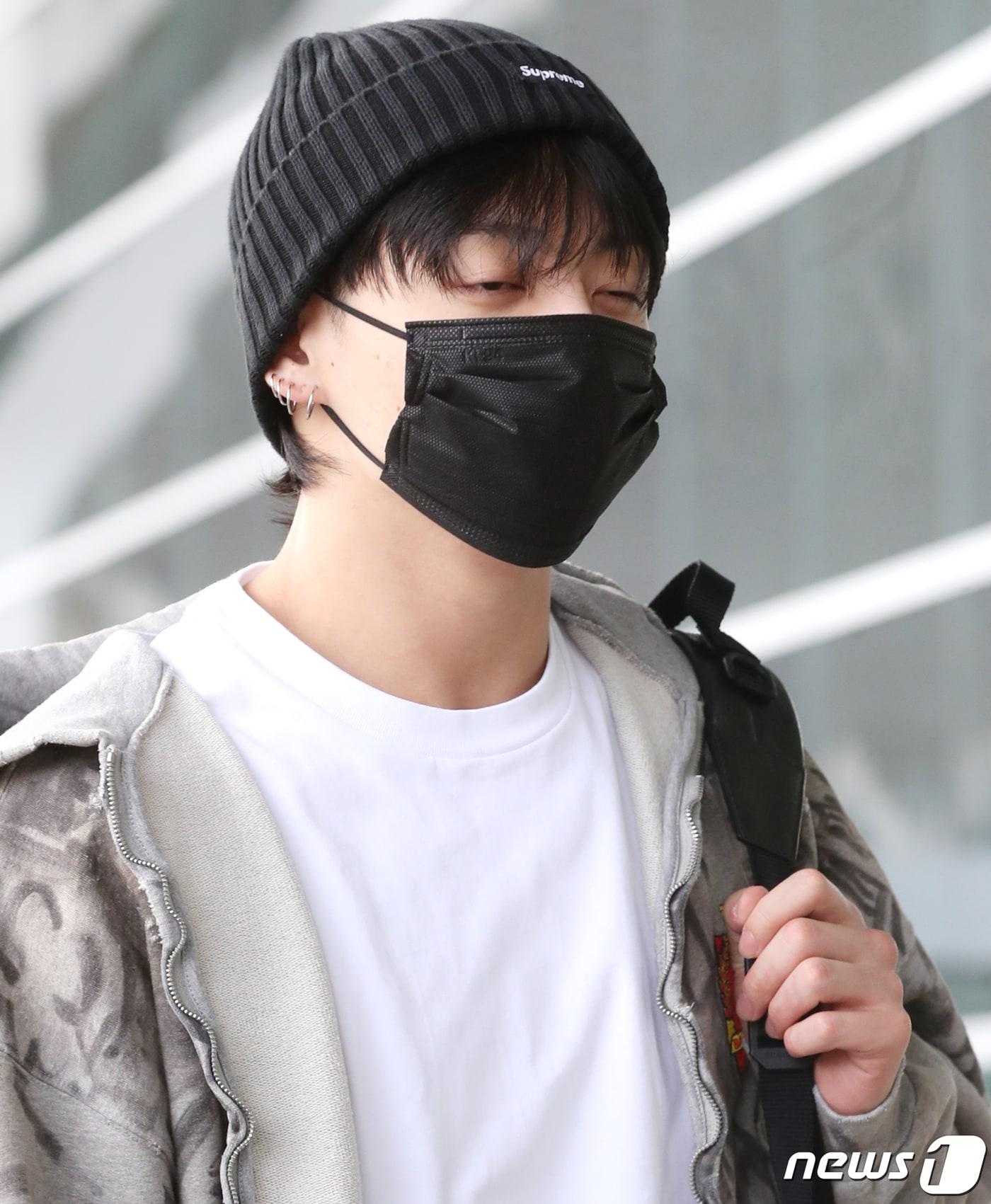 본문 이미지 - 방탄소년단(BTS) 정국의 비몽사몽 출국길이 화제대. ⓒ News1 권현진 기자