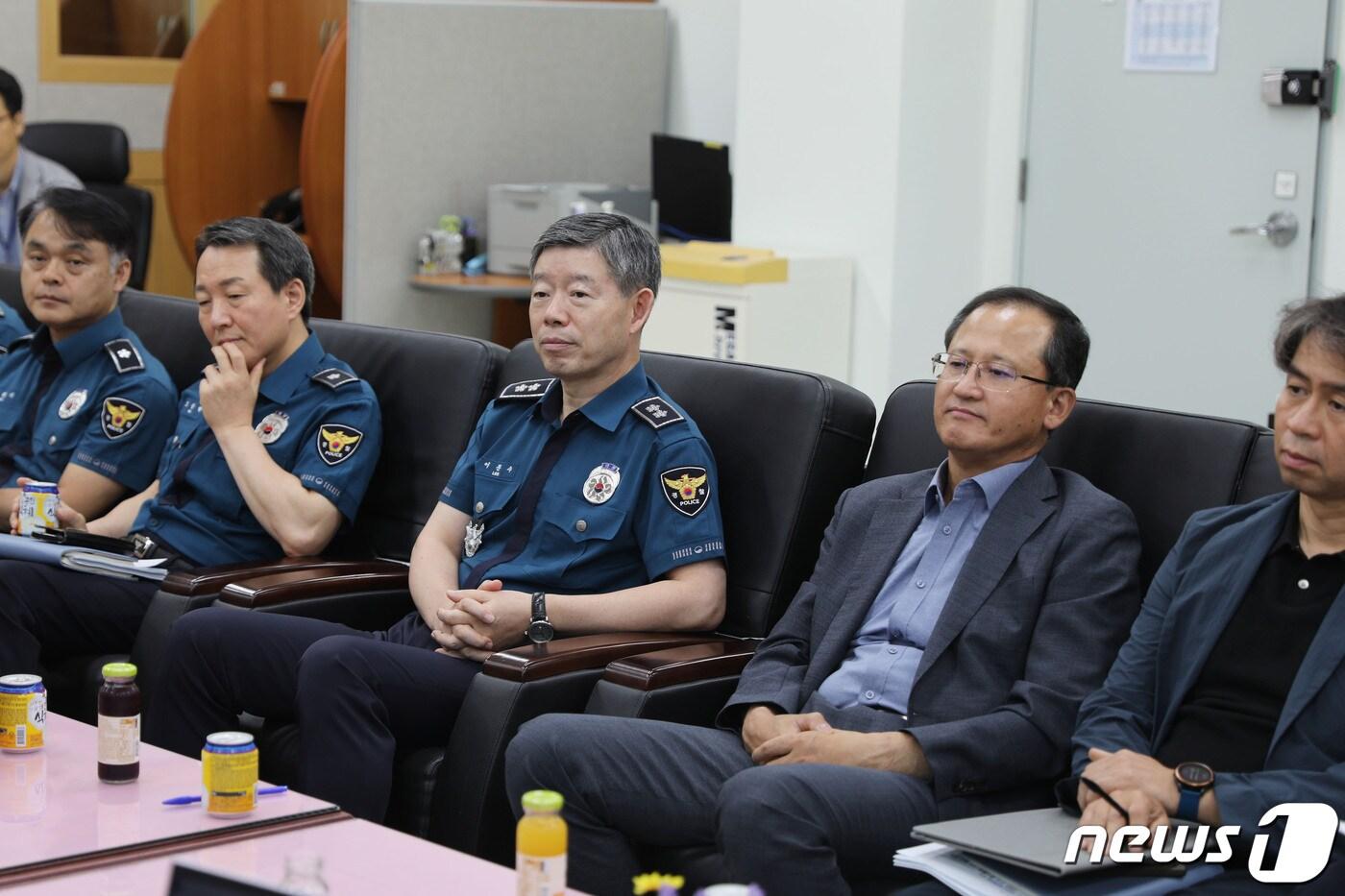 이문수 경기북부경찰청장이 21일 오전 기자들과 만나 얘기를 나누고 있다./뉴스1