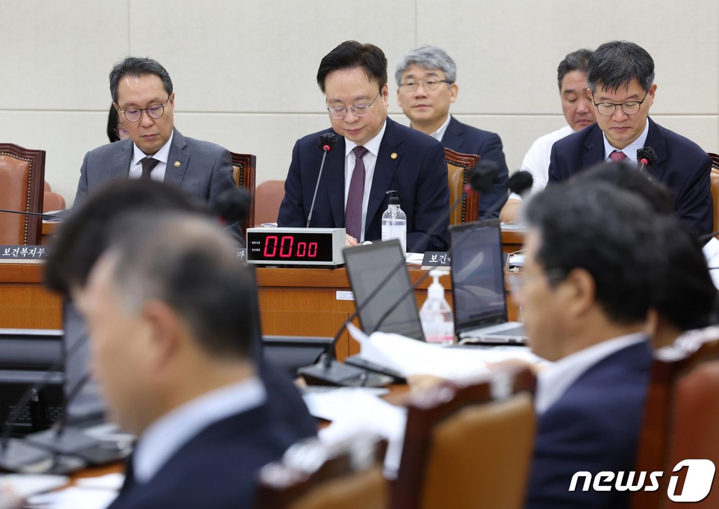 본문 이미지 - 조규홍 보건복지부 장관이 지난달 21일 서울 여의도 국회에서 열린 보건복지위원회 전체회의에서 자료를 보고 있다. 2023.9.21/뉴스1 ⓒ News1 송원영 기자