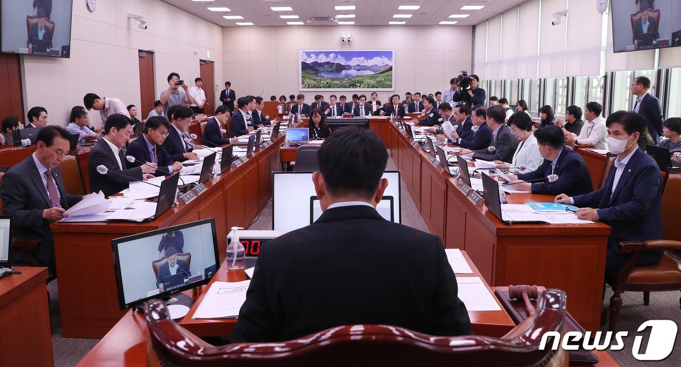 본문 이미지 - 김태호 국회 외통위 위원장이 21일 서울 여의도 국회에서 열린 외교통일위원회 전체회의를 주재하고 있다. 2023.9.21/뉴스1 ⓒ News1 임세영 기자