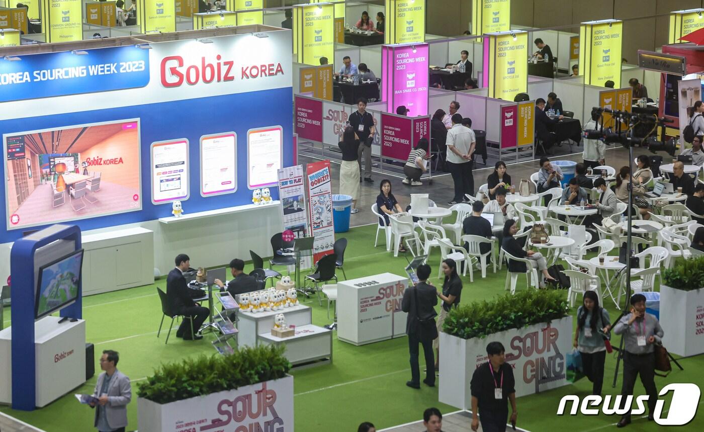 '2023 대한민국 소싱위크'의 모습. 중소벤처기업부가 주최한 '2023 대한민국 소싱위크'는 중소기업의 국내외 판로 확대를 돕고자 내수와 수출 비즈니스 상담 기회를 한 공간에서 동시에 제공하기 위해 마련됐다. 2023.9.21/뉴스1 ⓒ News1 김도우 기자