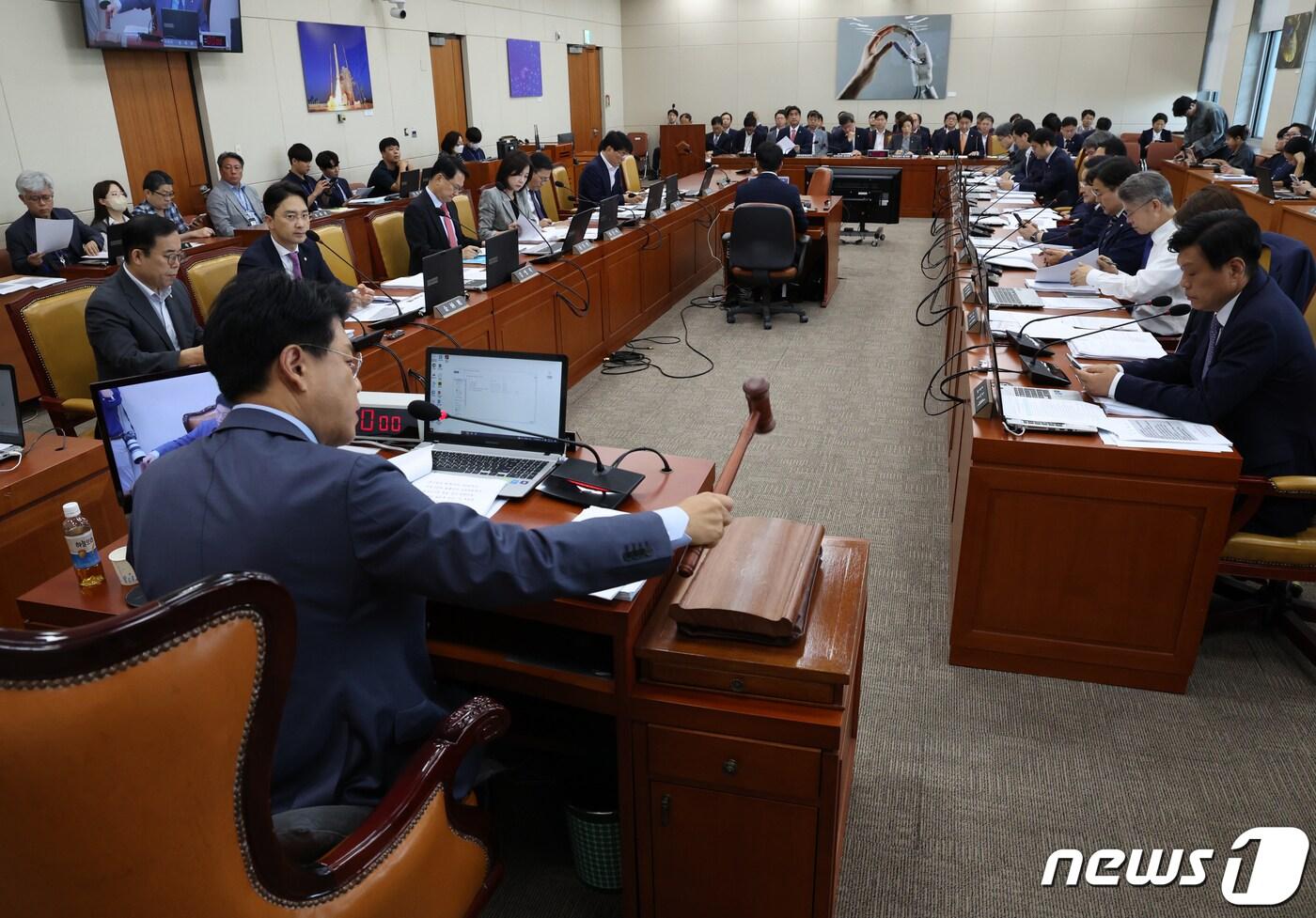 본문 이미지 - 장제원 국회 과방위 위원장이 21일 서울 여의도 국회에서 열린 과학기술정보방송통신위원회 전체회의에서 의사봉을 두드리고 있다. 2023.9.21/뉴스1 ⓒ News1 송원영 기자