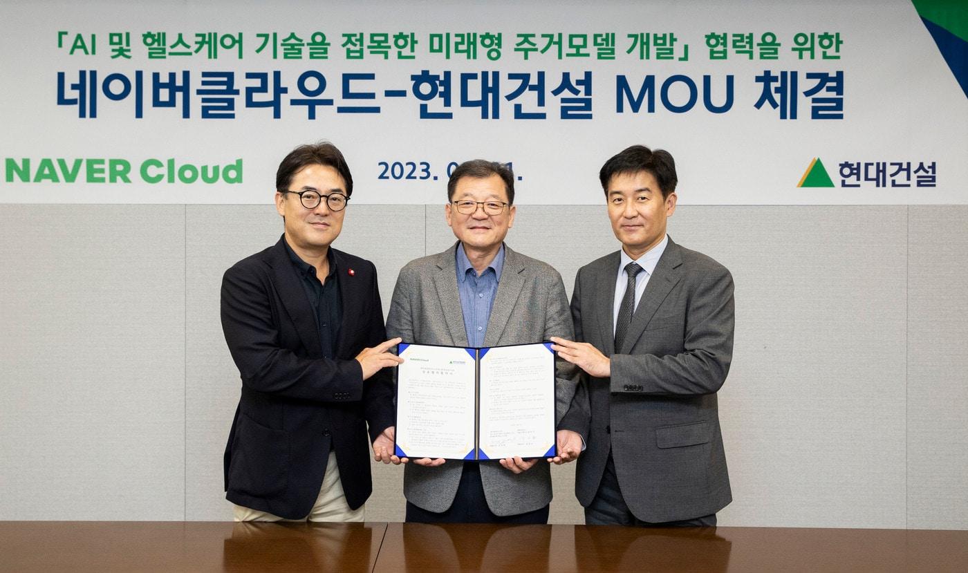 본문 이미지 - 21일 서울 종로구 현대건설 본사에서 박구용 현대건설 기술연구원장(가운데)과 임태건 네이버클라우드 영업총괄상무(왼쪽), 나군호 네이버 헬스케어연구소 소장(오른쪽)이 AI 및 헬스케어 기술을 접목한 미래형 주거모델 개발 협력에 관한 업무협약을 체결한 후 기념사진을 촬영하고 있다.(현대건설 제공)