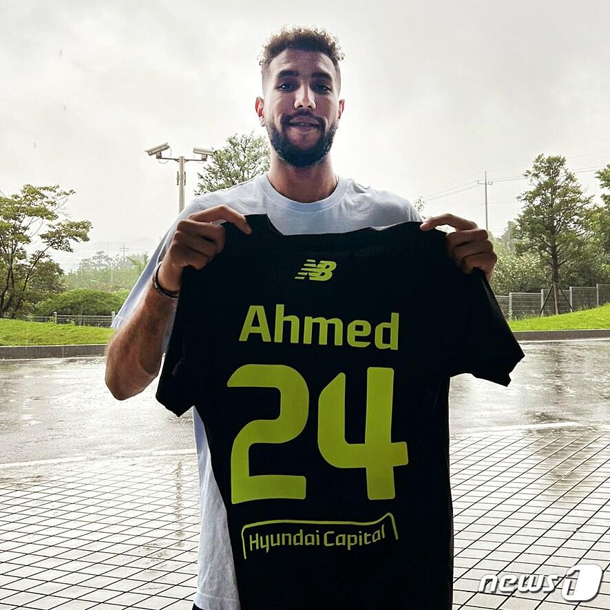 본문 이미지 - 아흐메드 이크바이리이가 현대캐피탈 유니폼을 들고 있다.(현대캐피탈 제공)