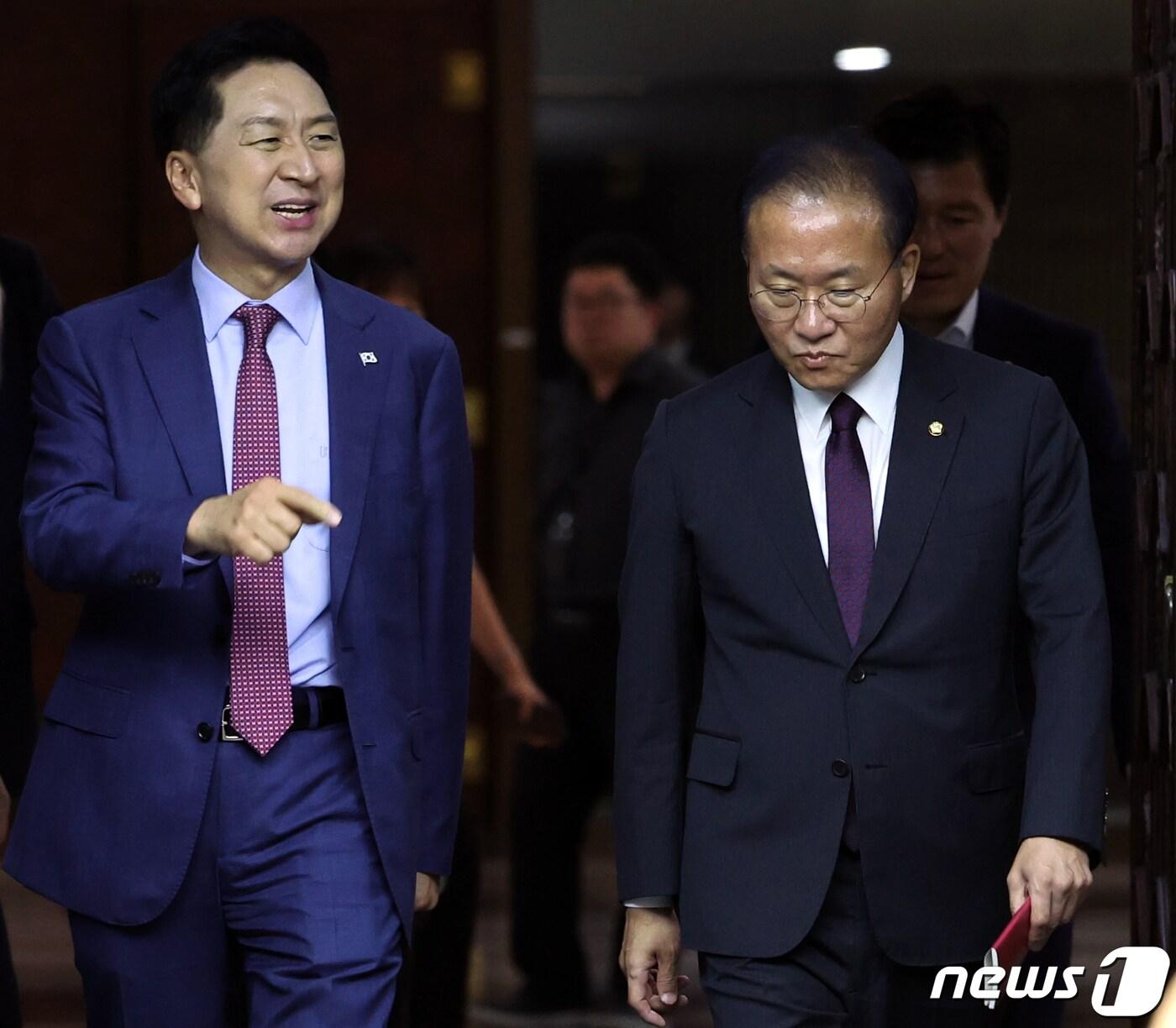 본문 이미지 - 국민의힘 김기현 대표와 윤재옥 원내대표가 21일 오후 서울 여의도 국회에서 열린 의원총회에 참석하고 있다. 2023.9.21/뉴스1 ⓒ News1 황기선 기자