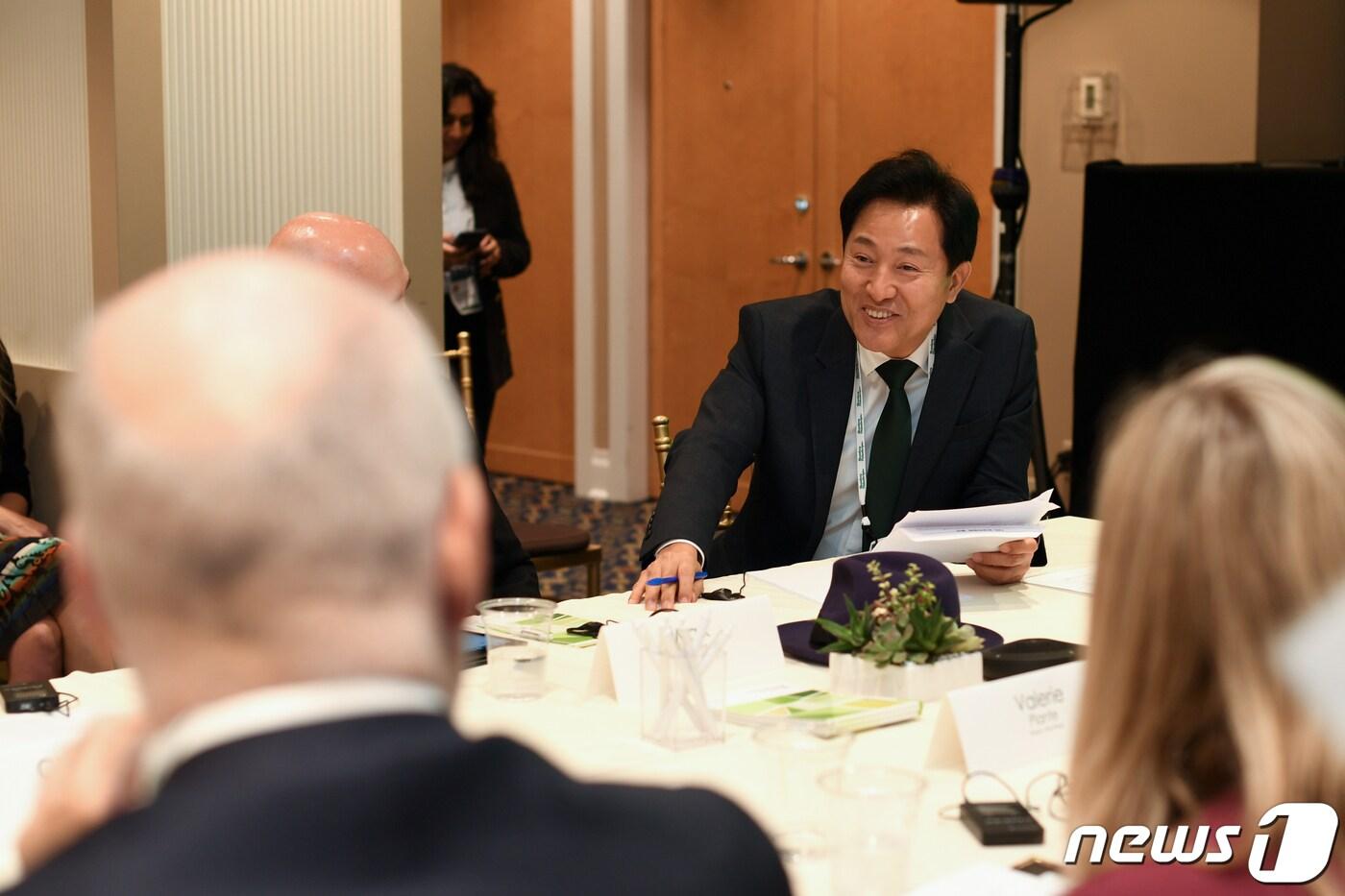 오세훈 서울시장은 19일(현지시간) 뉴욕 플라자호텔에서 열린 'C40 도시기후리더십그룹(이하 C40) 운영위원회의'에 참석해 발언하고 있다.  