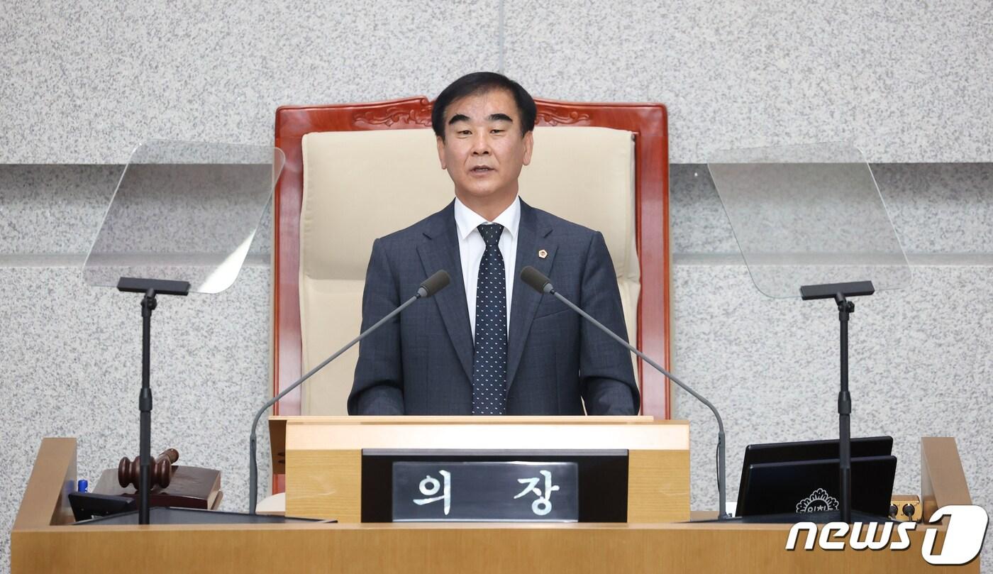 본문 이미지 - 염종현 경기도의회 의장이 21일 열린 제371회 임시회 제4차 본회의 를 진행하고 있다.(경기도의회 제공)/