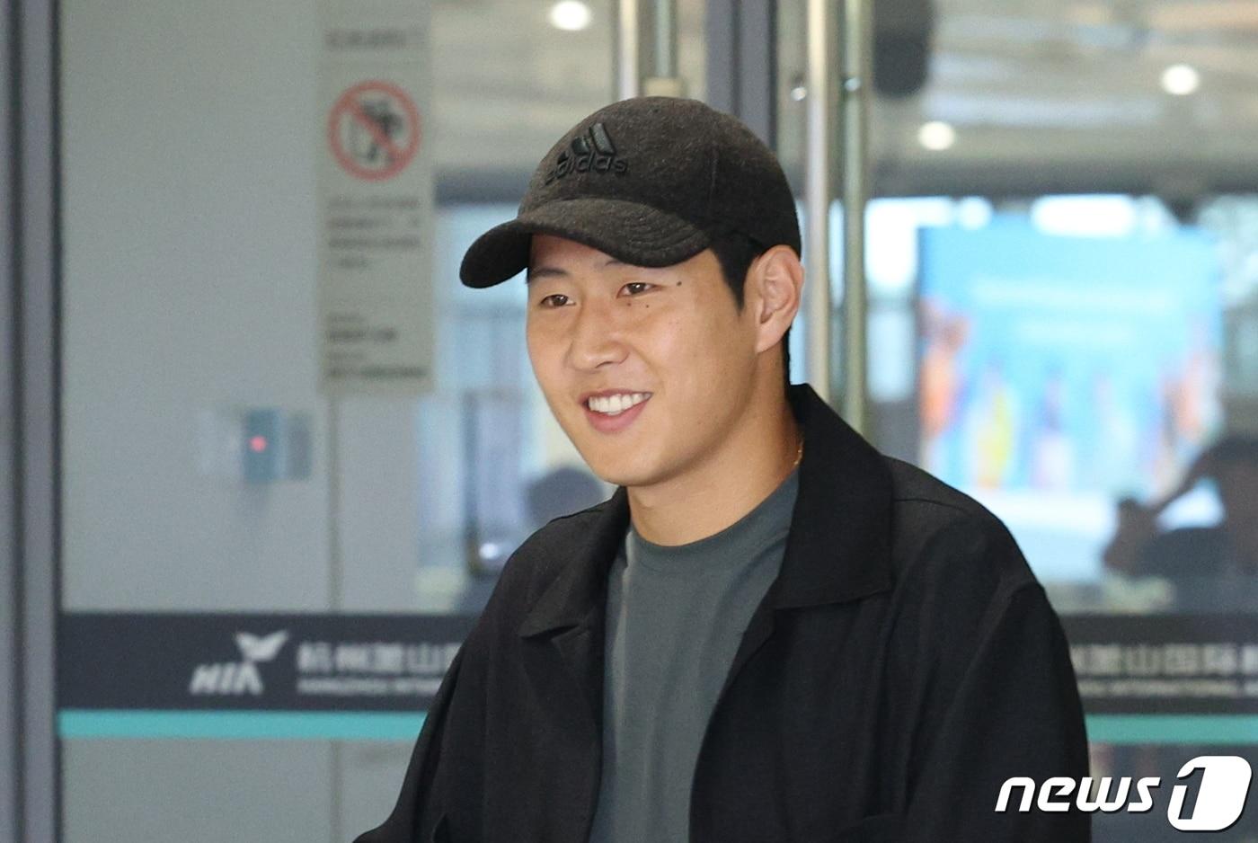 2022 항저우 아시안게임 축구대표팀 이강인이 21일 오후 중국 항저우 샤오산 국제공항을 통해 입국하고 있다. 이강인은 이날 귀국 직후 태국과의 조별리그 2차전 장소로 이동할 예정이다. 2023.9.21/뉴스1 ⓒ News1 신웅수 기자