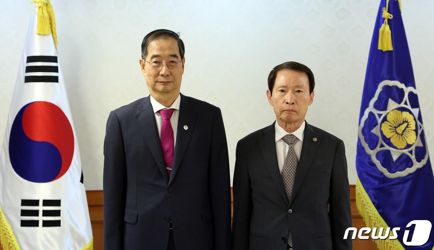 본문 이미지 - 한덕수 국무총리가 21일 오후 서울 종로구 세종대로 정부서울청사에서 열린 차관(급) 임명장 수여식에서 손양영 함경남도지사에게 임명장을 전달 후 기념촬영을 하고 있다. 2023.9.21/뉴스1 ⓒ News1 김명섭 기자