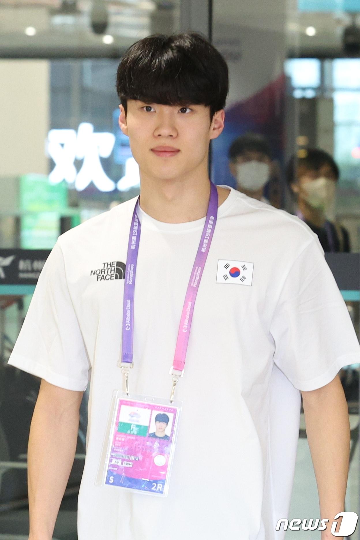 본문 이미지 - 수영 국가대표 황선우가 21일 2022 항저우 아시안게임에 출전하기 위해 21일 오후 중국 항저우 샤오산 국제공항을 통해 입국하고 있다. 2023.9.21/뉴스1 ⓒ News1 신웅수 기자