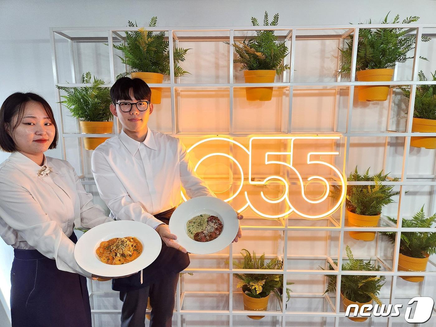 본문 이미지 - 22일부터 롯데백화점 마산점 7층 식당가에 새로 오픈하는 '055 키친'.(롯데백화점 제공)