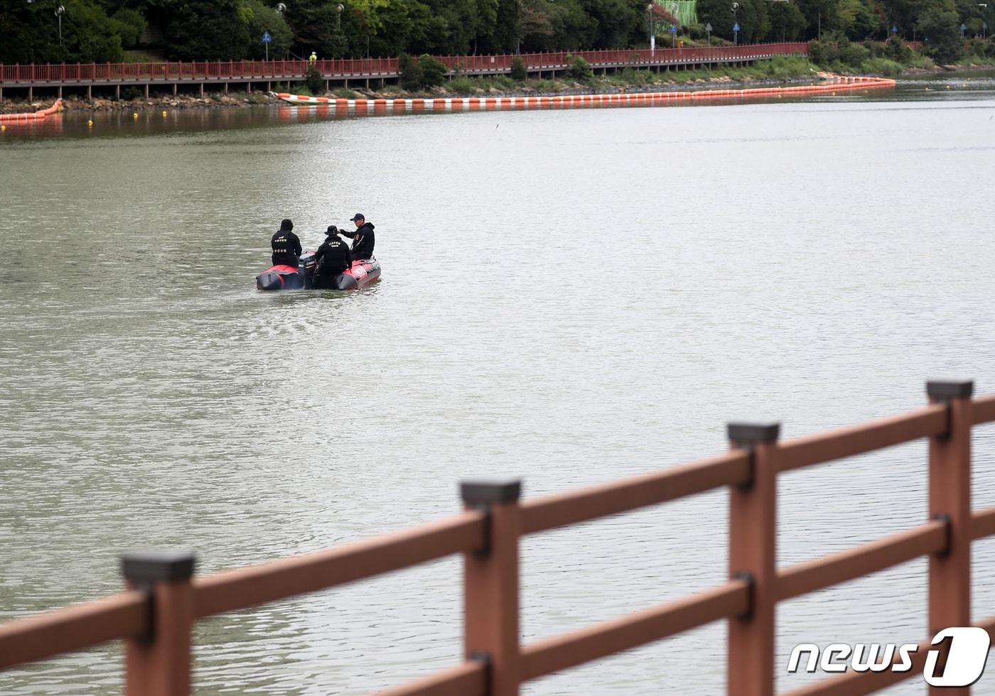21일 오후 부산 수영강에서 소방대원들이 보트를 동원해 전날 온천천에서 폭우로 불어난 물에 휩쓸려 실종된 여성을 찾기 위한 수색작업을 하고 있다. 2023.9.21/뉴스1 ⓒ News1 윤일지 기자