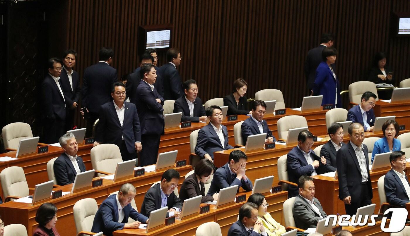 더불어민주당 의원들이 21일 오후 서울 여의도 국회에서 열린 제410회 국회(정기회) 제8차 본회의에서 이재명 대표에 대한 체포동의안이 총투표 295표, 가 149표, 부 136표, 기권 6표, 무효 4표로 가결되자 아쉬워하고 있다. 2023.9.21/뉴스1 ⓒ News1 임세영 기자