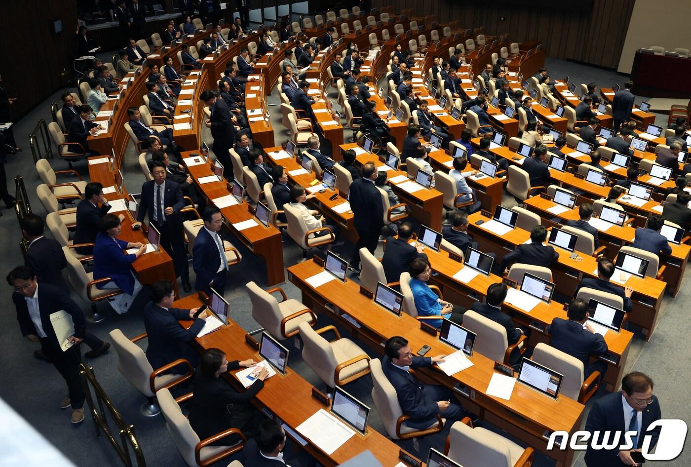 본문 이미지 - 더불어민주당 의원들이 21일 오후 서울 여의도 국회에서 열린 제410회 국회(정기회) 제8차 본회의에서 이재명 더불어민주당 대표에 대한 체포동의안이 가결 되자 자리에서 일어나고 있다. 국회는 이날 본회의에서 이 대표 체포동의안을 찬성 149명, 반대 136명, 기권 6명, 무효 4명으로 통과시켰다. 2023.9.21/뉴스1 ⓒ News1 송원영 기자