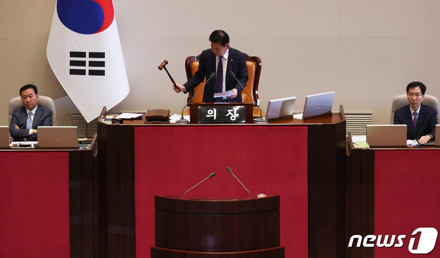 본문 이미지 - 김진표 국회의장이 21일 오후 서울 여의도 국회에서 열린 제410회 국회(정기회) 제8차 본회의에서 의사봉을 두드리며 이재명 더불어민주당 대표에 대한 체포동의안의 가결을 알리고 있다. 2023.9.21/뉴스1 ⓒ News1 송원영 기자