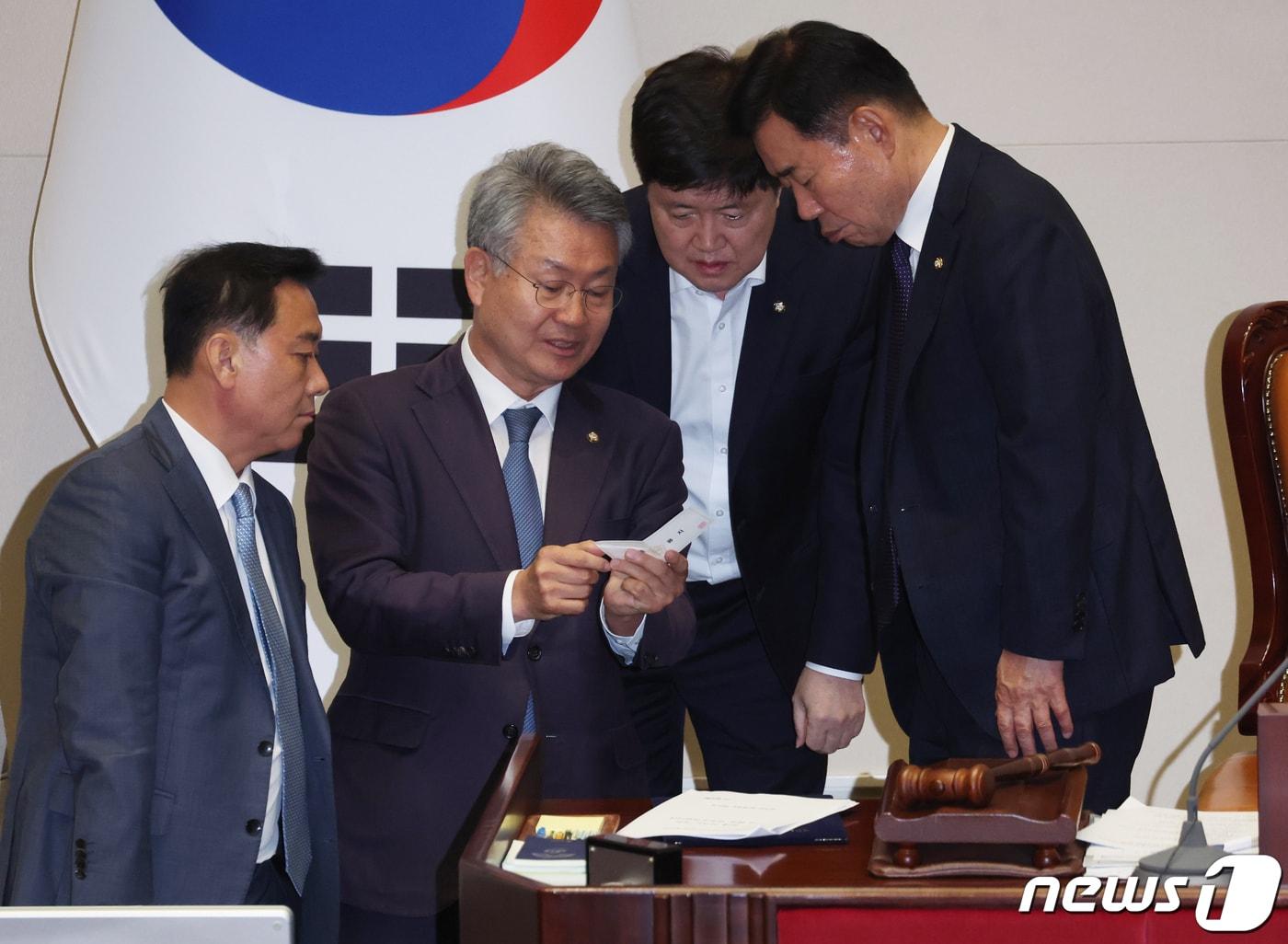 본문 이미지 - 김진표 국회의장이 21일 오후 서울 여의도 국회에서 열린 제410회 국회(정기회) 제8차 본회의에서 열린 이재명 더불어민주당 대표에 대한 체포동의안 개표에서 김회재 더불어민주당 의원과 논란이 된 투표용지를 확인하고 있다. 2023.9.21/뉴스1 ⓒ News1 송원영 기자