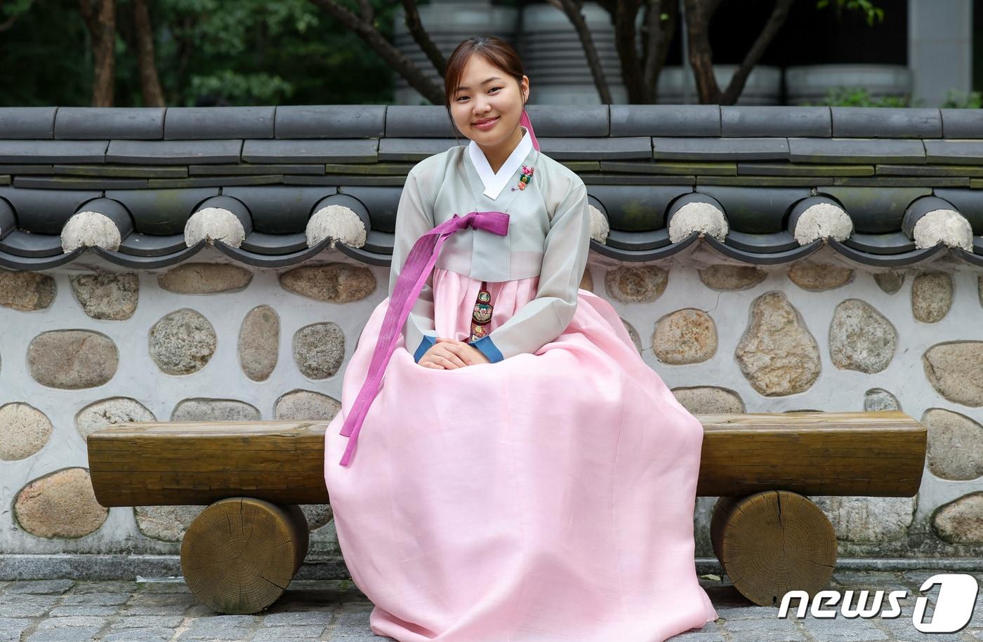 넷플릭스 오리지널 시리즈 '마스크걸'에서 열연을 펼친 배우 김민서가 서울 종로구 종로홍보관에서 뉴스1과의 인터뷰에 앞서 포즈를 취하고 있다. /뉴스1 ⓒ News1 김성진 기자