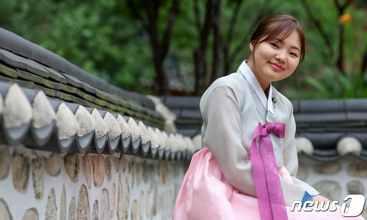 넷플릭스 오리지널 시리즈 '마스크걸'에서 열연을 펼친 배우 김민서가 서울 종로구 종로홍보관에서 뉴스1과의 인터뷰에 앞서 포즈를 취하고 있다. /뉴스1 ⓒ News1 김성진 기자