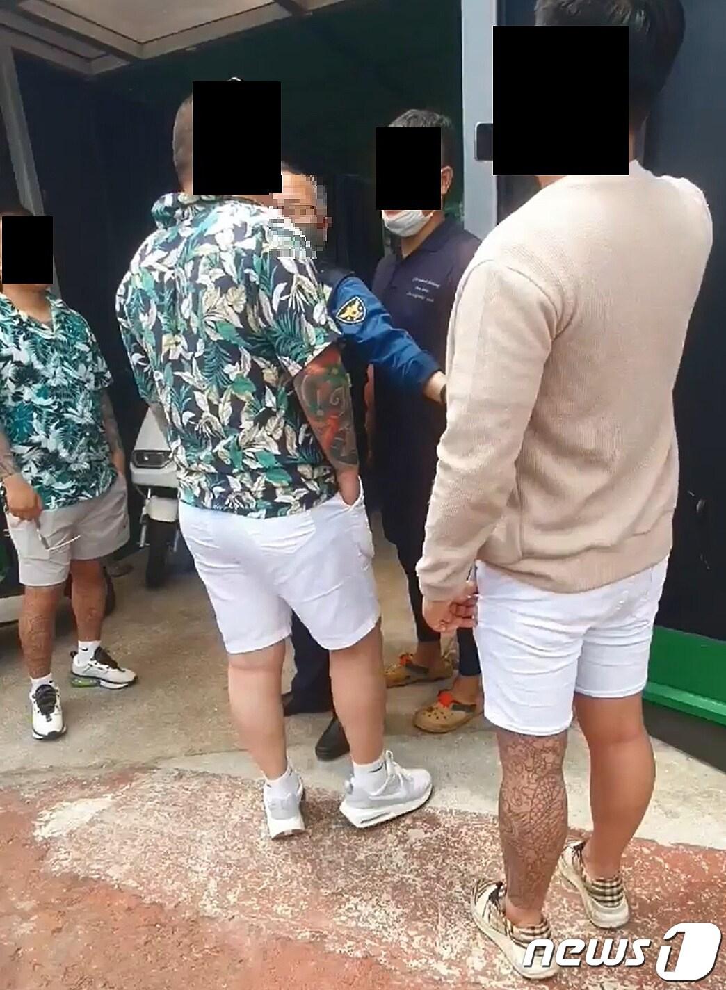 본문 이미지 - A씨 일당이 피해자의 식당에서 행패를 부리는 모습.(제주지방검찰청 제공)