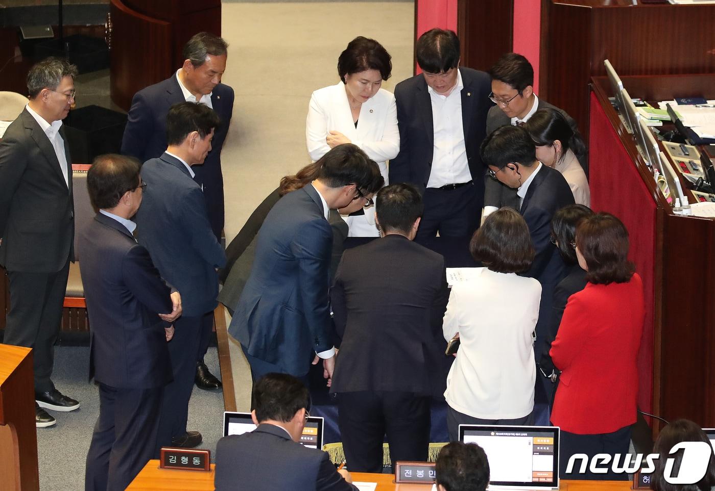 21일 오후 서울 여의도 국회에서 열린 제410회 국회(정기회) 제8차 본회의에서 여야 의원들이 안동완 수원지검 안양지청 차장검사에 대한 '검사 탄핵소추안' 검표를 하고 있다. 이날 안 검사에 대한 '검사 탄핵소추안'은 재석 287명 중 찬성 180명, 반대 105명, 무효 2명으로 의결됐다. 2023.9.21/뉴스1 ⓒ News1 임세영 기자