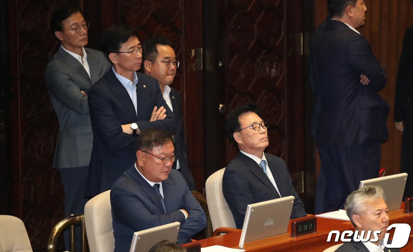 본문 이미지 - 박광온 더불어민주당 원내대표 및 의원들이 21일 오후 서울 여의도 국회에서 열린 제410회 국회(정기회) 제8차 본회의에서 이재명 대표에 대한 체포동의안이 총투표 295표, 가 149표, 부 136표, 기권 6표, 무효 4표로 가결되자 아쉬워하고 있다. 2023.9.21/뉴스1 ⓒ News1 임세영 기자