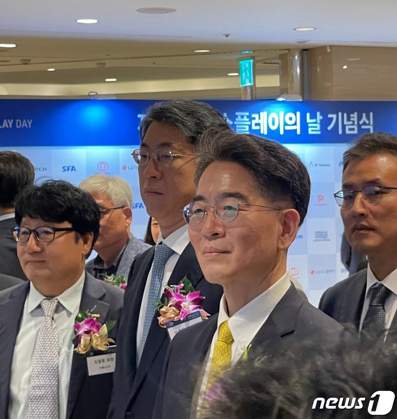 본문 이미지 - 정호영 LG디스플레이 사장(한국디스플레이산업협회장)이 '제14회 디스플레이의 밤' 행사에서 발표를 듣고 있다. 2023.9.21/뉴스1 ⓒ News1 강태우 기자