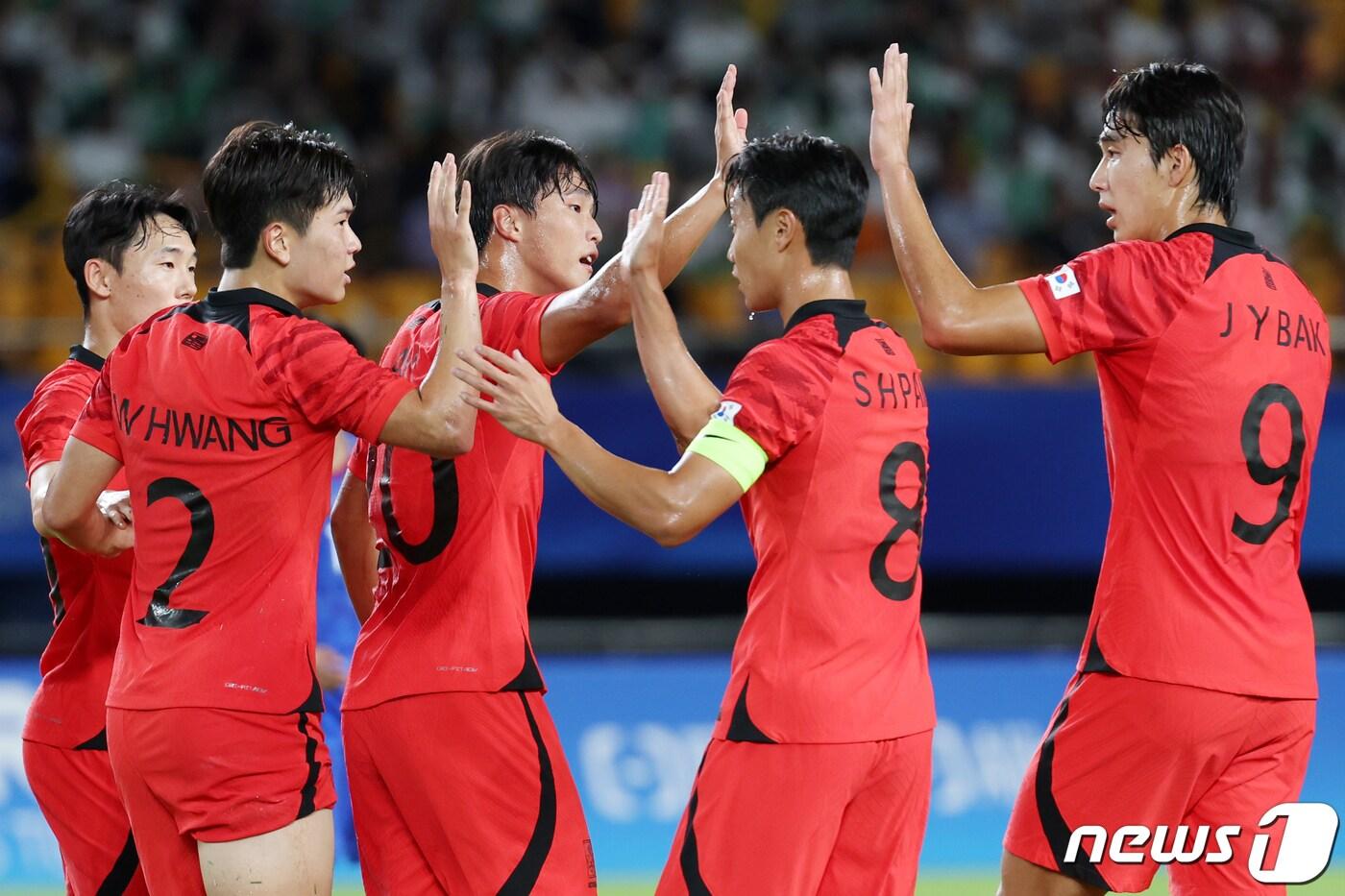 본문 이미지 - 21일 오후 중국 저장성 진화시 스포츠센터 스타디움에서 열린 2022 항저우 아시안게임 남자 축구 E조 조별리그 2차전 대한민국과 태국의 경기에서 안재준이 추가골을 성공 시킨 뒤 동료들과 기쁨을 나누고 있다. 2023.9.21/뉴스1 ⓒ News1 민경석 기자