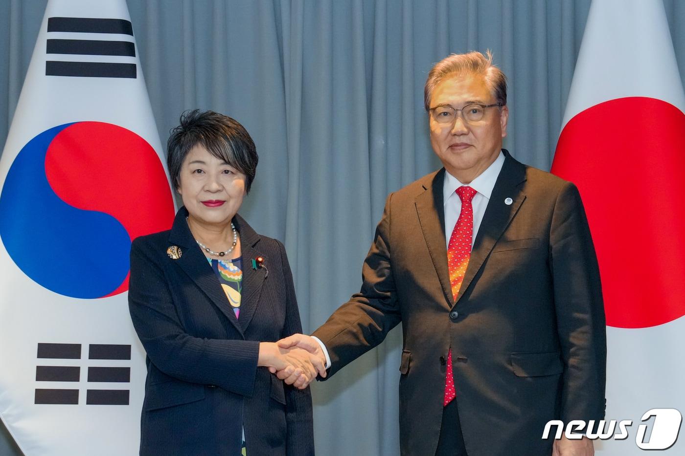 본문 이미지 - 박진 외교부 장관과 가미카와 요코(上川 陽子) 신임 일본 외무대신이 21일 오전(현지시간) 미국 뉴욕에서 열린 유엔 총회 고위급 회기 계기 한일 외교장관 회담에 앞서 악수하고 있다. (외교부 제공) 2023.9.21/뉴스1