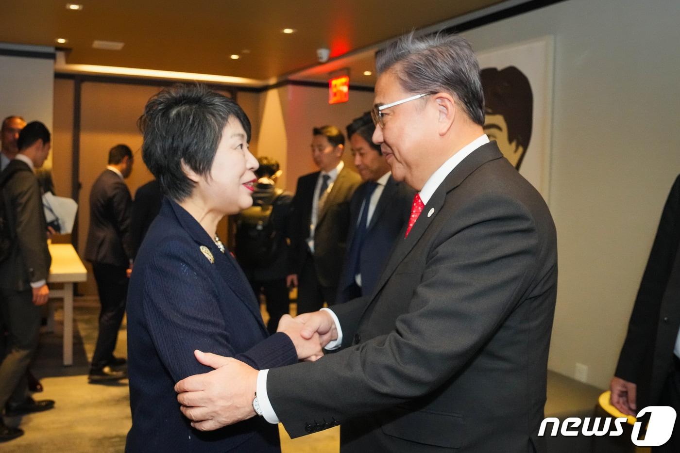 본문 이미지 - 박진 외교부 장관(오른쪽)과 가미카와 요코(上川陽子) 신임 일본 외무상.(외교부 제공)
