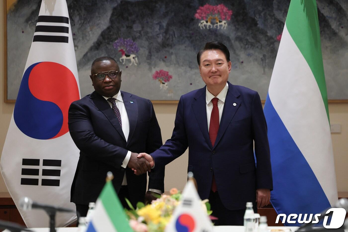 윤석열 대통령이 21일(현지시간) 미국 뉴욕 시내에서 열린 줄리어스 마다 비오(Julius Maada Bio) 시에라리온 대통령과의 정상회담에서 기념 촬영하고 있다. (대통령실 제공) 2023.9.22/뉴스1 ⓒ News1 안은나 기자