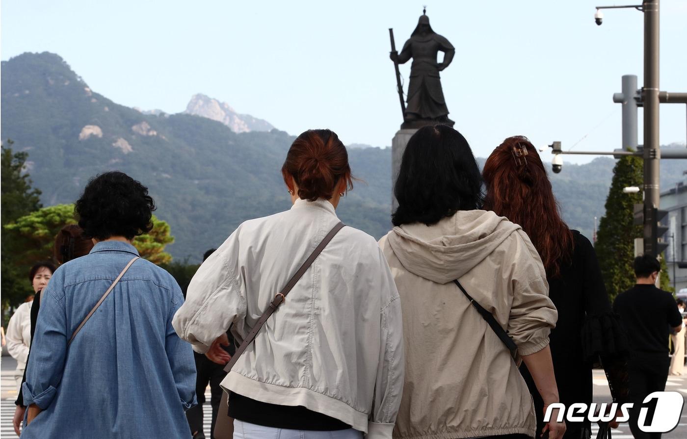 본문 이미지 - 서울 세종대로사거리에서 긴팔과 외투를 입은 출근길 시민들이 발걸음을 재촉하고 있다. 2023.9.22 ⓒ 뉴스1 박세연 기자