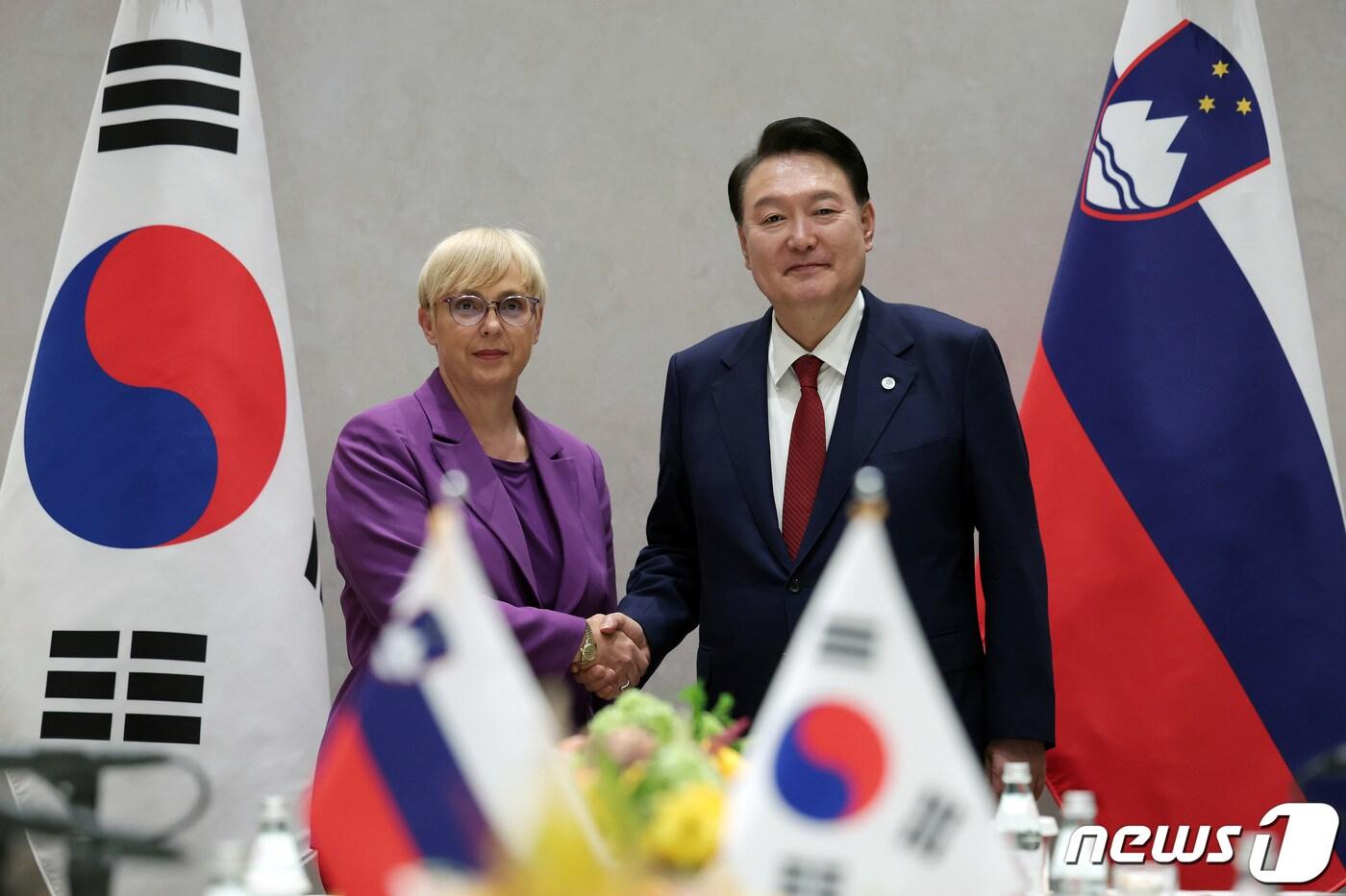 윤석열 대통령이 21일 오후(현지시간) 미국 뉴욕 시내에서 열린 나타샤 피르츠 무사르(Nataša Pirc Musar) 슬로베니아 대통령과의 정상회담에서 기념 촬영하고 있다. (대통령실 홈페이지) 2023.9.22/뉴스1 ⓒ News1 안은나 기자