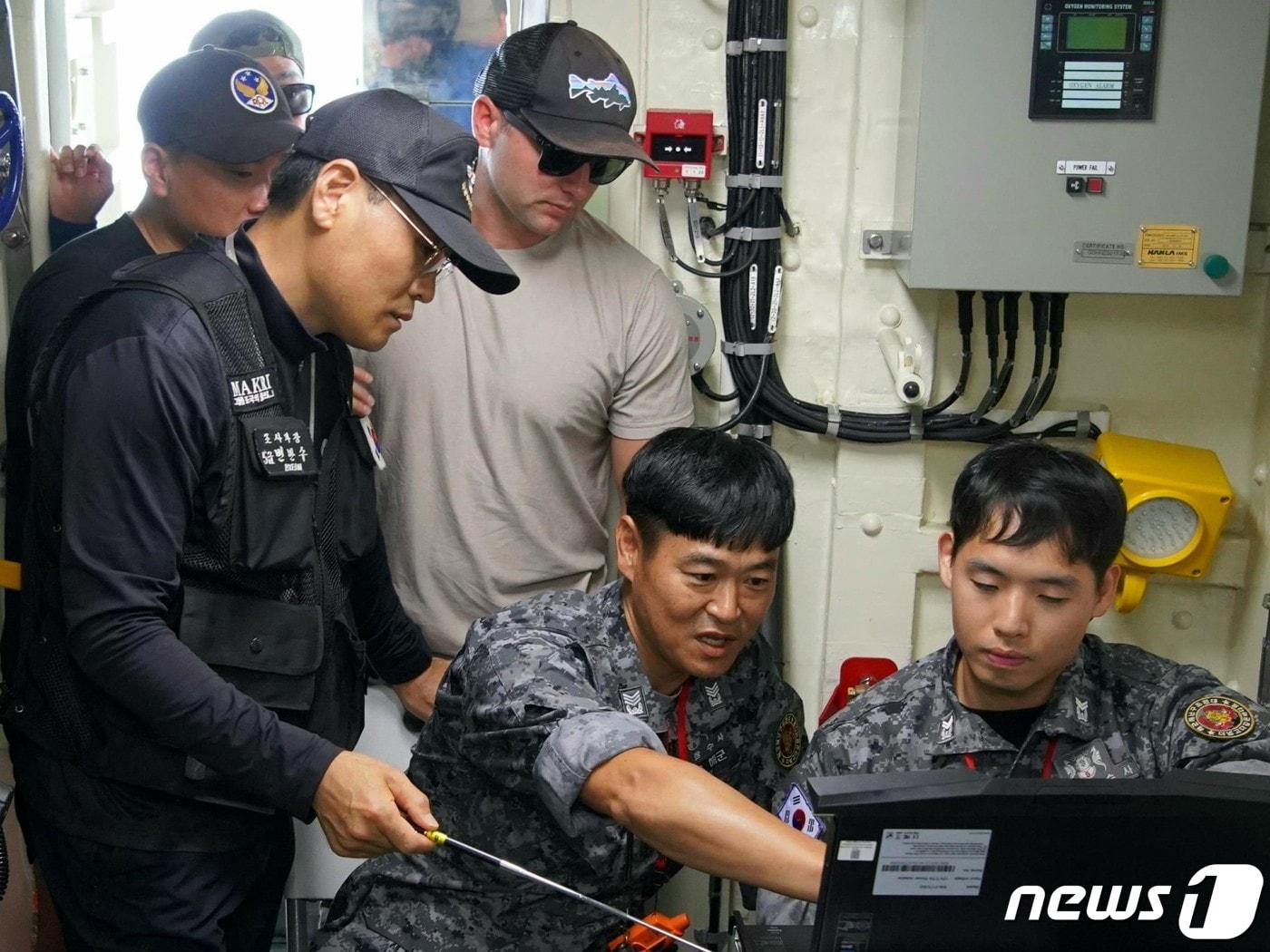 본문 이미지 - 국방부 유해발굴감식단이 지난 2023년 9월 미국 국방부 전쟁포로·실종자 확인국(DPAA)과 함께 부산 해운대 일대에서 '한미 유해 발굴 공동 수중조사'에서 소나(SONAR)에서 탐지된 데이터를 분석하고 있다. 2023.9.22 ⓒ 뉴스1(국방부 제공) 